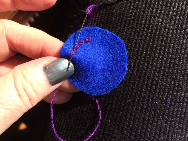 working-the-lid-pattern-in-chain-stitch